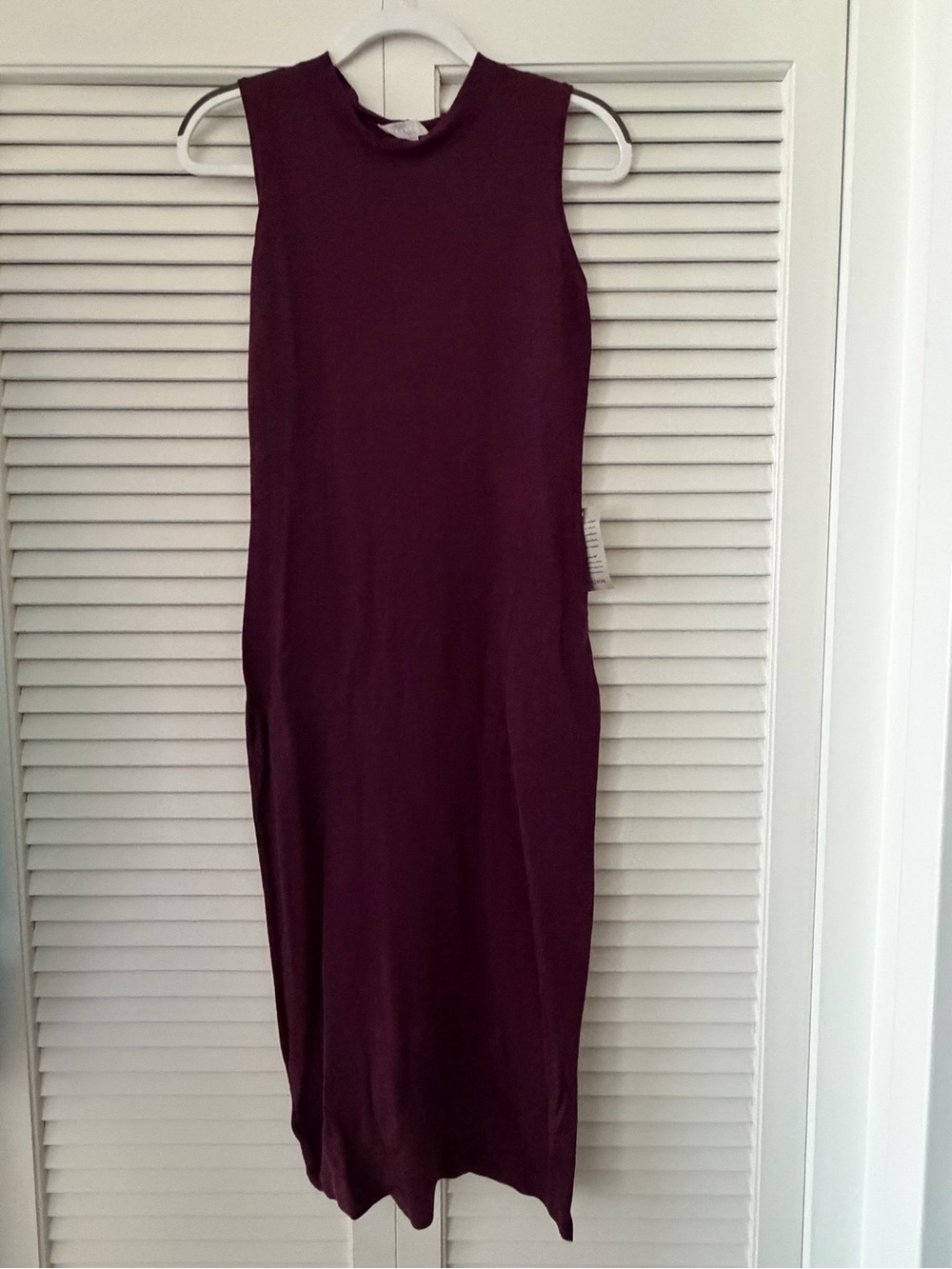 Chelsea28 Body-Skimming Sleeveless Midi Dress in Plum